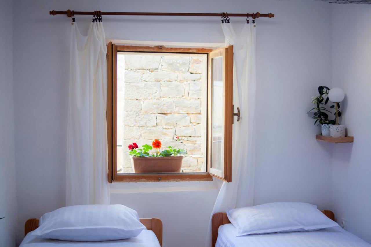 Amarilis Rooms Groznjan Bagian luar foto